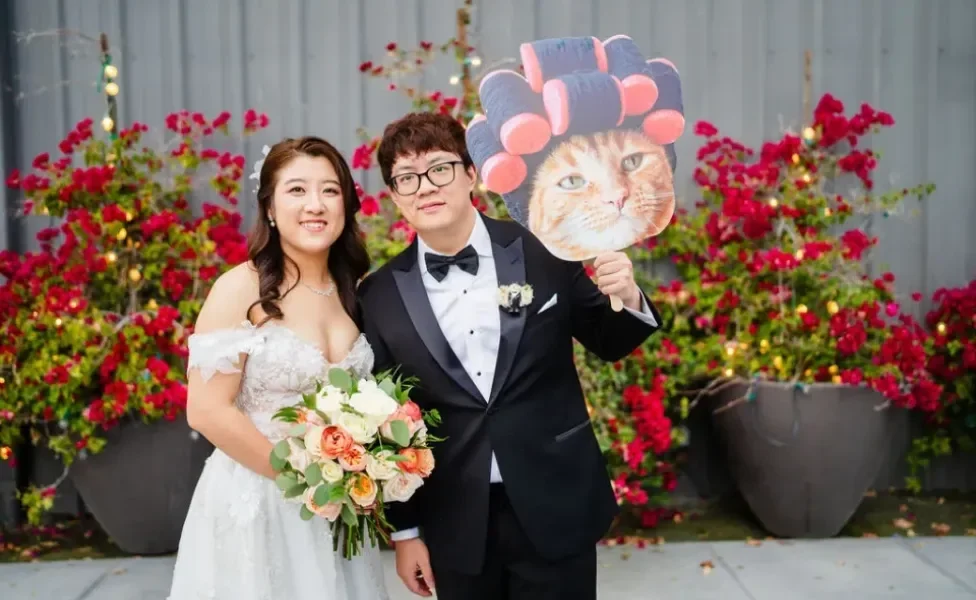 Casal planeja cerimônia de casamento inspirada em gato (Créditos: Instagram/ @akikoliuphotos)
