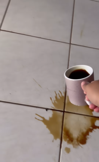 café sendo jogado no chão para evitar xixi de cachorro