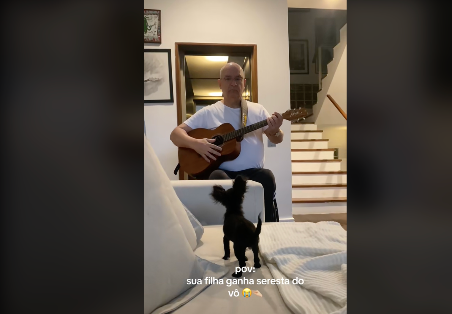 Homem tocando violão de frente para cachorro Chihuahua