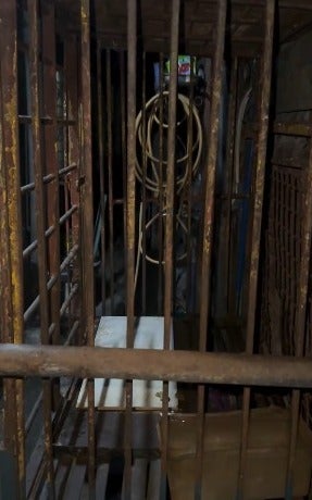 grades de ferro da gaiola onde cachorro resgatado ficava 
