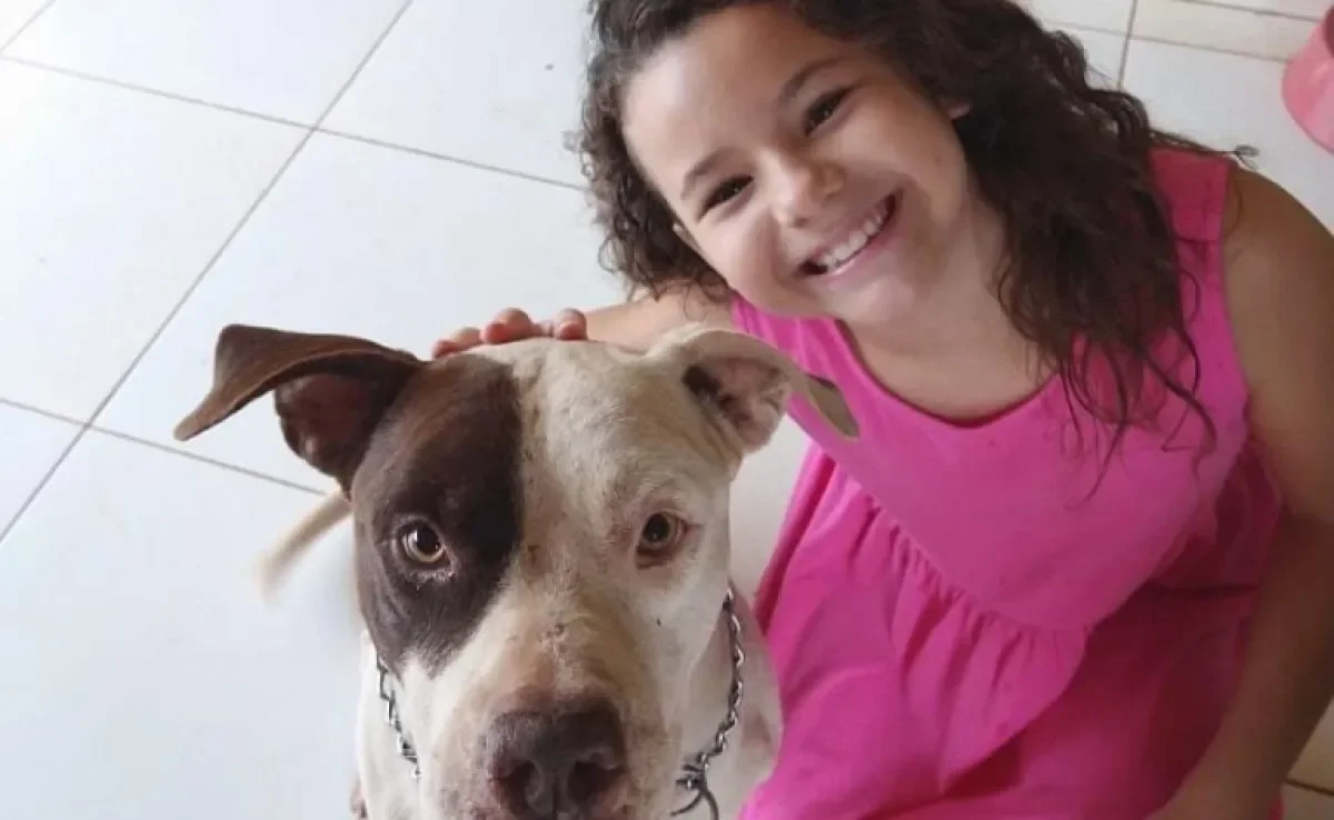 A pequena Sophia aprendeu desde cedo a viver em harmonia com pets