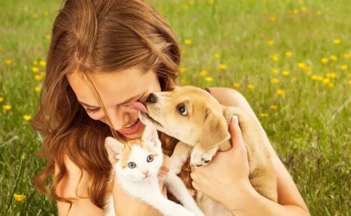 A mãe de pet faz de tudo pelos seus filhos de quatro patas. Saiba mais sobre a adoção animal