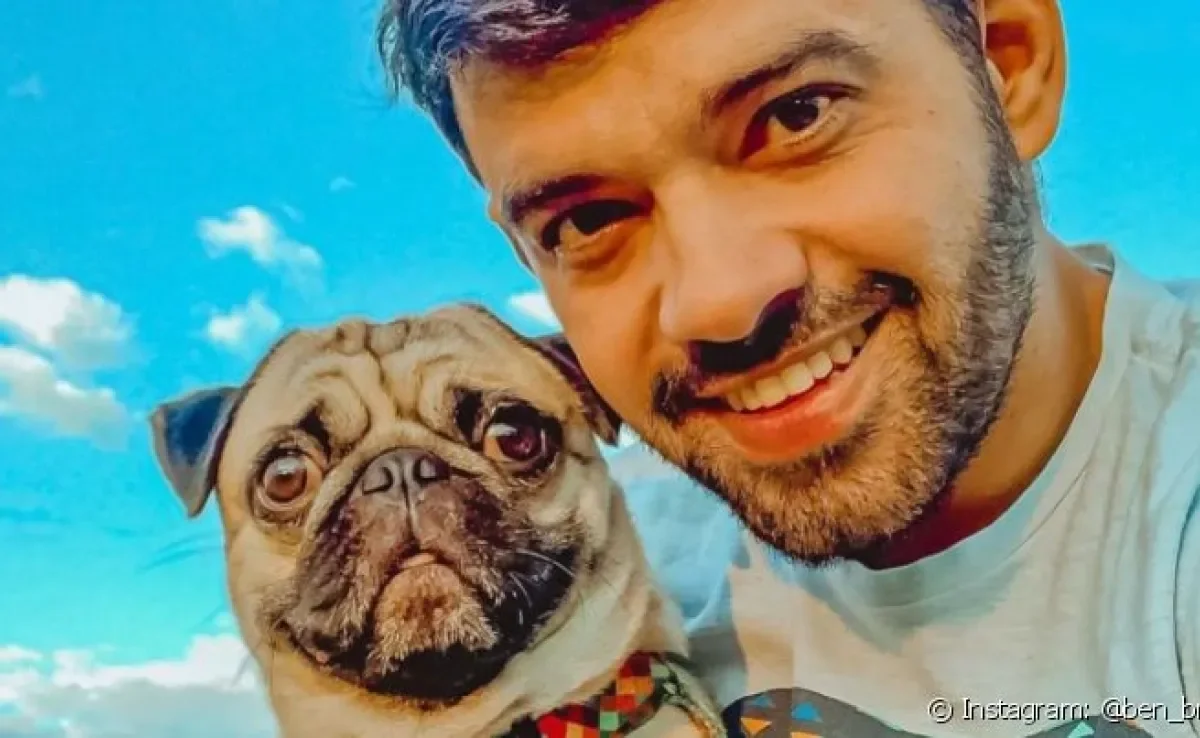 Victor Hugo é um cachorro que aprendeu comandos em Libras com seu tutor Benicio Bruno