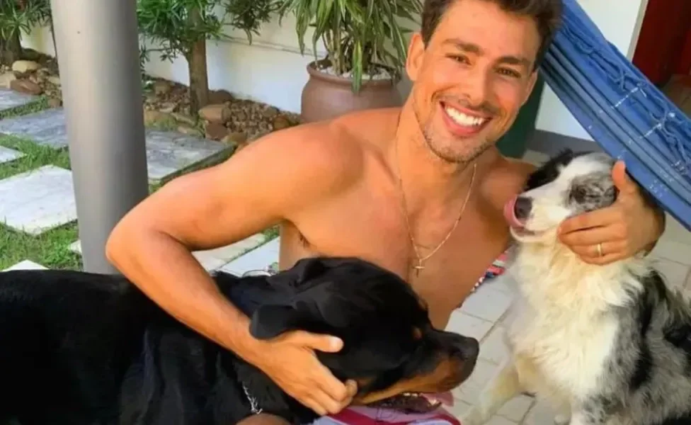 Cauã Reymond com seus dois cachorros