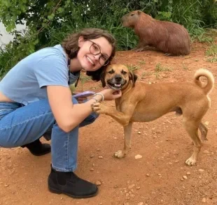Cachorro caramelo conquistou o coração de uma estudante de veterinária. Créditos Instagram: @dani_silveira_