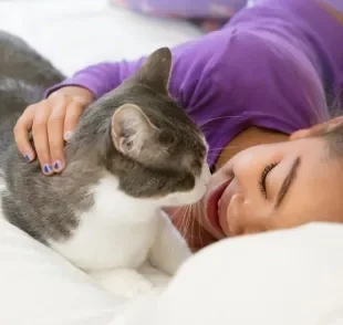 A relação entre gatos e crianças pode ser muito proveitosa — e algumas raças são super indicadas para isso