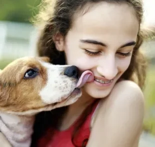 Um dos principais motivos por que o cachorro lambe o dono é para demonstrar afeto