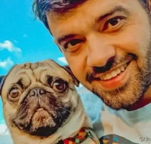 Victor Hugo é um cachorro que aprendeu comandos em Libras com seu tutor Benicio Bruno