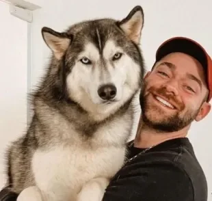 Gudan, o Husky, é um pet influencer muito popular nas redes junto com seu tutor Zanq