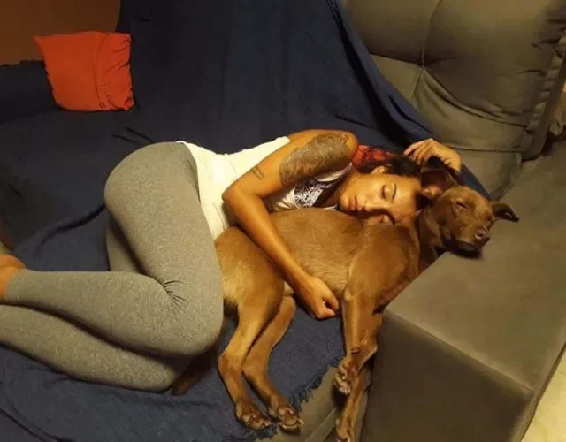 A tutora do Belchior adora dormir agarradinha com ele!