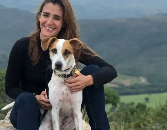 tutora abraça cadela modelo 