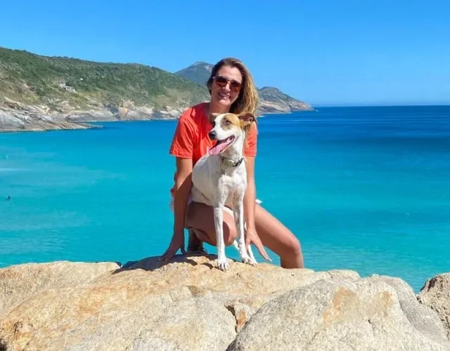 tutora abraçando cachorro 